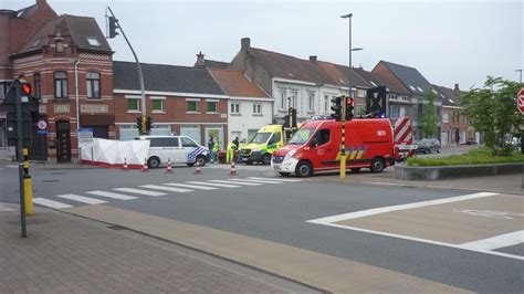 Fietser (86) in levensgevaar na aanrijding met vrachtwagen in Eeklo